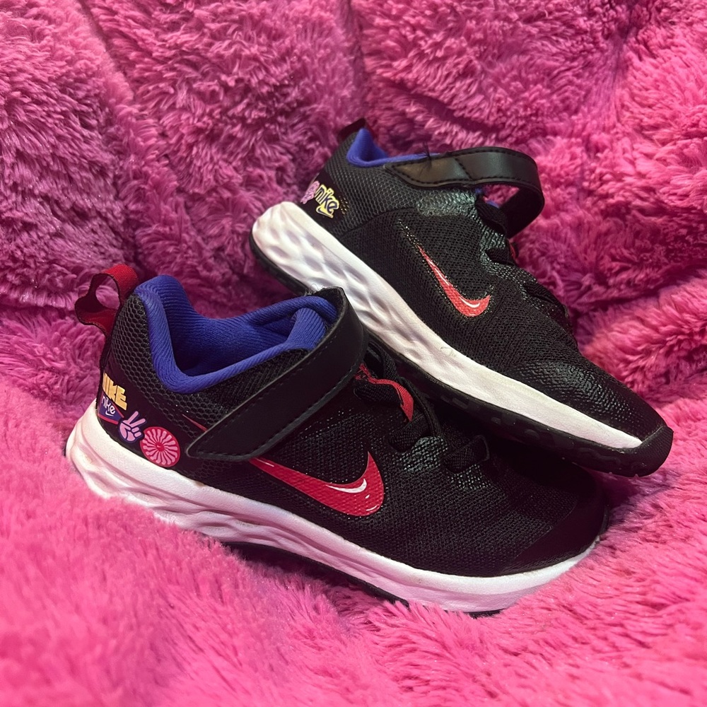 Nike Revolution 6 SE size 10.5 toddler